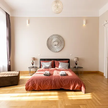 Bakats Ter With Balcony Overlooking Church Square Apartament *