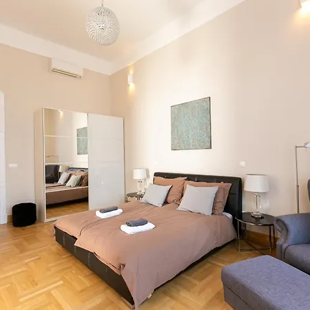 Bakats Ter With Balcony Overlooking Church Square Budapeszt