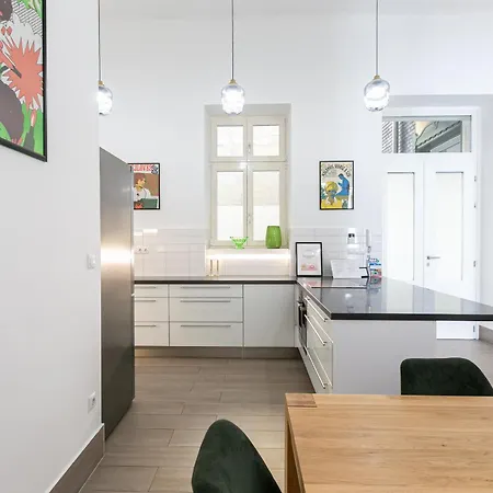 Appartement Bakats Ter With Balcony Overlooking Church Square Budapest