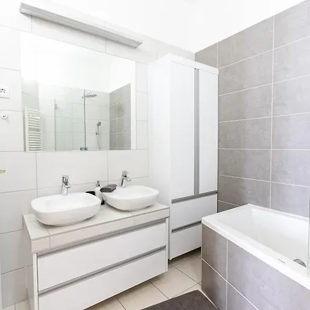 Bakats Ter With Balcony Overlooking Church Square Budapeszt