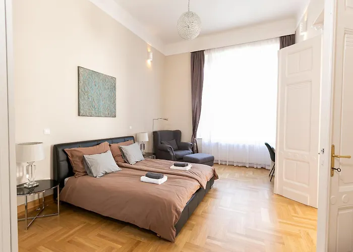 Bakats Ter With Balcony Overlooking Church Square Daire