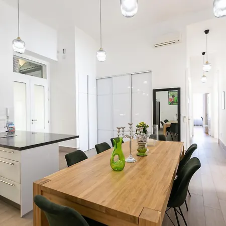 Bakats Ter With Balcony Overlooking Church Square Apartment *