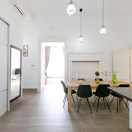 Lejlighed Bakats Ter With Balcony Overlooking Church Square Budapest