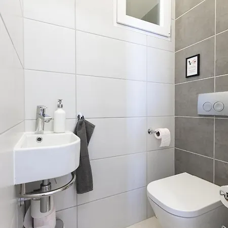 Apartmán Bakats Ter With Balcony Overlooking Church Square *