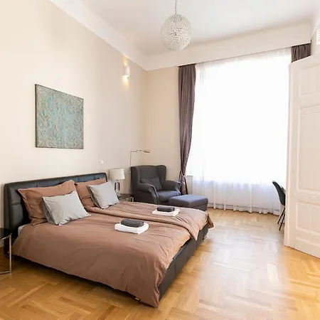 Bakats Ter With Balcony Overlooking Church Square Апартаменты