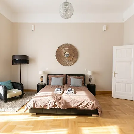 Apartment Bakats Ter With Balcony Overlooking Church Square *