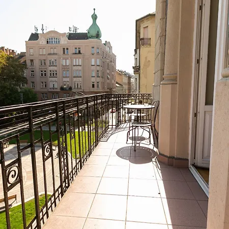 Bakats Ter With Balcony Overlooking Church Square Апартаменты Будапешт