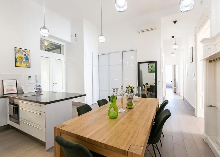 Bakats Ter With Balcony Overlooking Church Square Apartment *