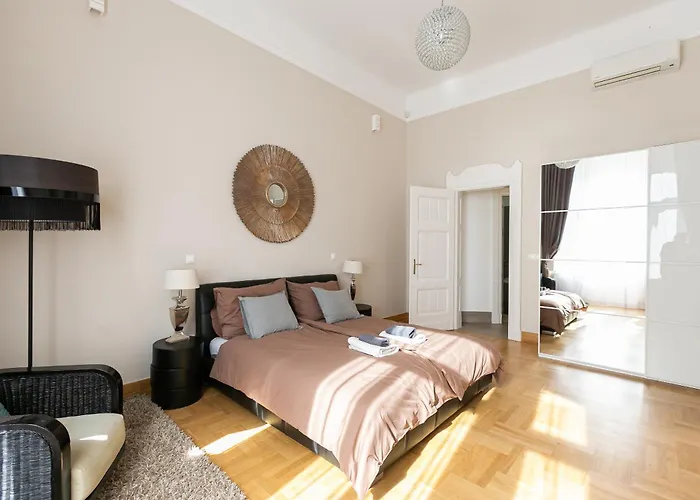 Bakats Ter With Balcony Overlooking Church Square Апартаменты Будапешт