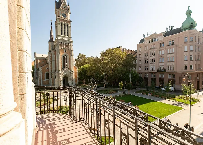 Bakats Ter With Balcony Overlooking Church Square Апартаменты *